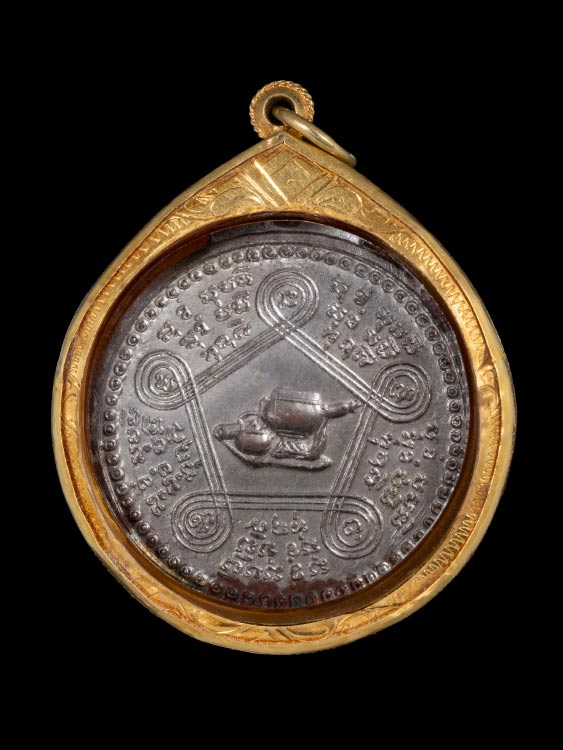 เหรียญหลวงปู่ชอบ รุ่นแรก เนื้อทองแดงกะไหล่เงิน บล็อกนิยม(AX) สวยเดิม พร้อมเลี่ยมทองอย่างดี-1